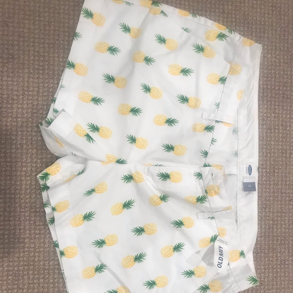 Old navy shorts in pineapples NWT size 12